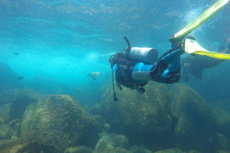 mergulador no mar